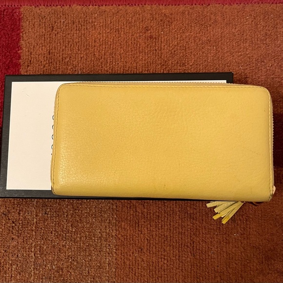 💯Gucci Neon Yellow Pebbled Leather Zippy Wallet w/Bamboo Pull/Dust Bag/Gift Box - Picture 3 of 17
